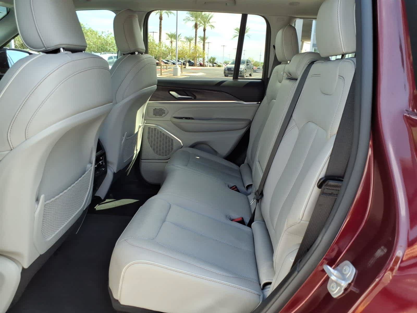 Used 2023 Jeep Grand Cherokee Overland AWD/4WD image 29
