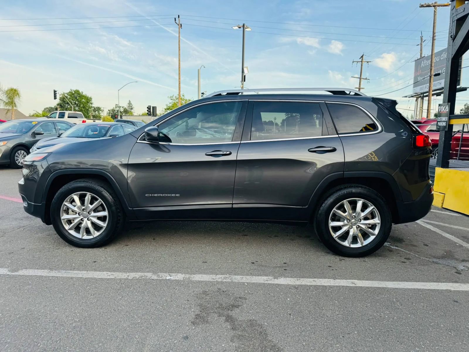 Used 2015 Jeep Cherokee Limited w/ Trailer Tow Group AWD/4WD image 8