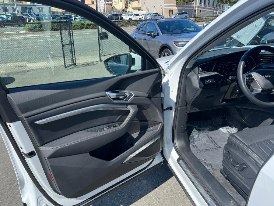 Used 2024 Audi Q8 e-tron Premium Plus w/ Premium Plus Package image 9