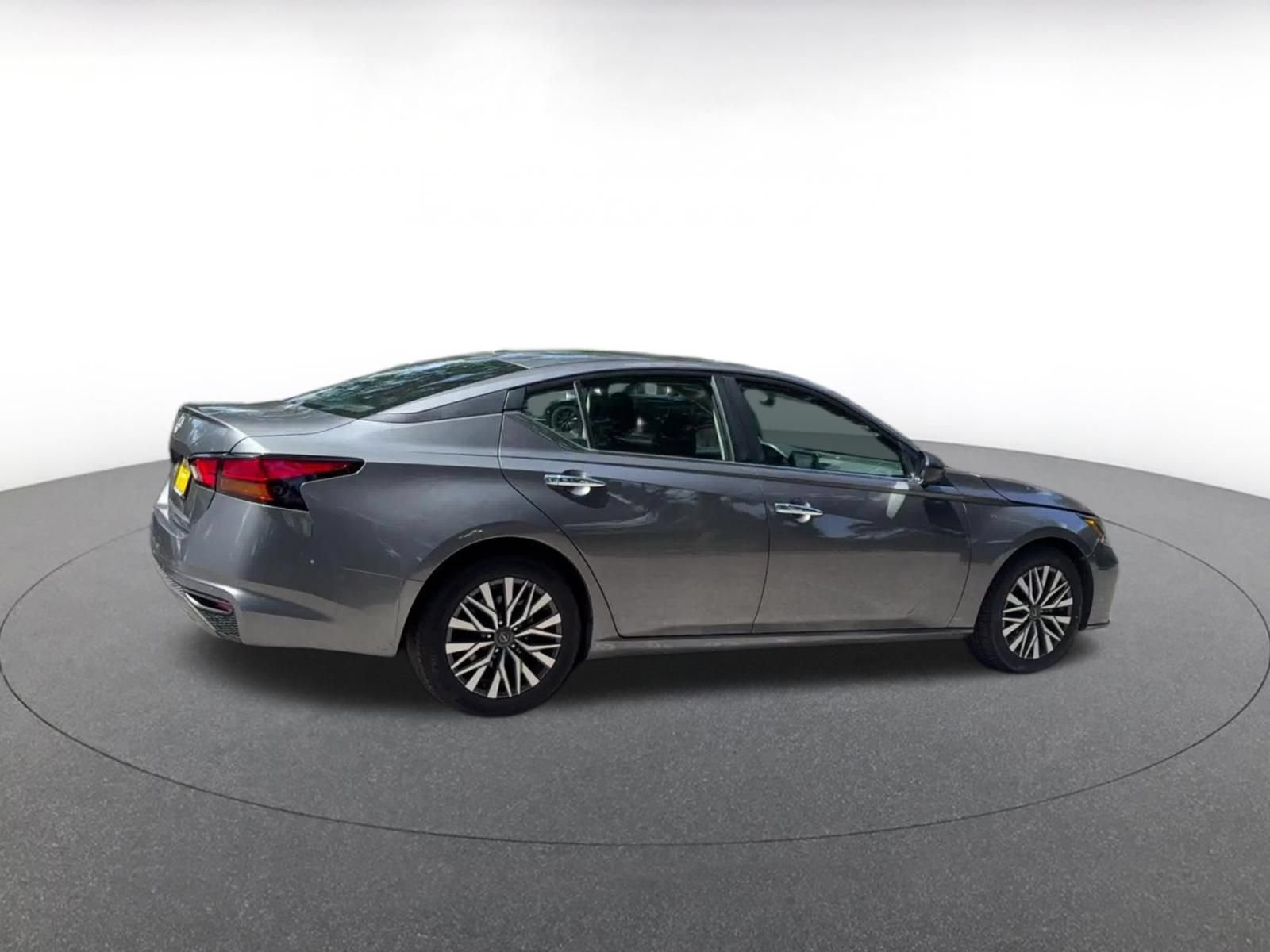 Used 2025 Nissan Altima 2.5 SV FWD image 15