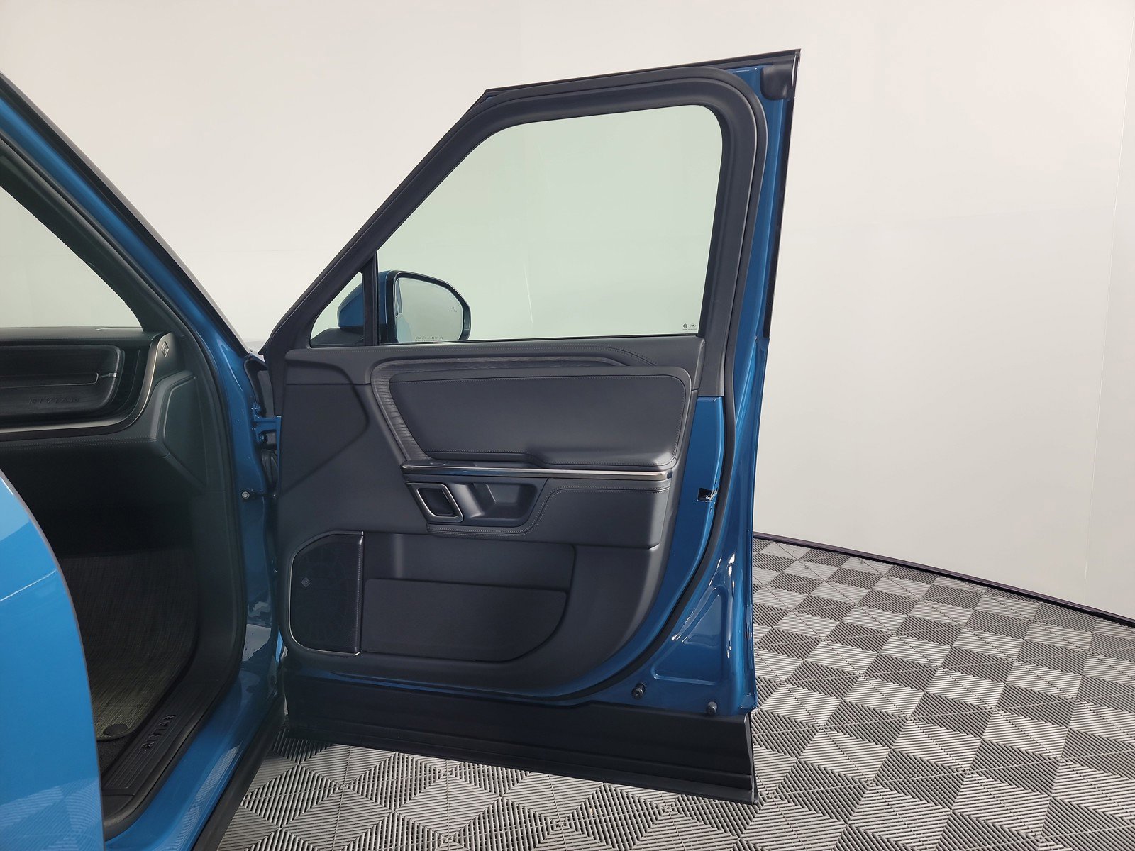 Used 2023 Rivian R1S Adventure image 19