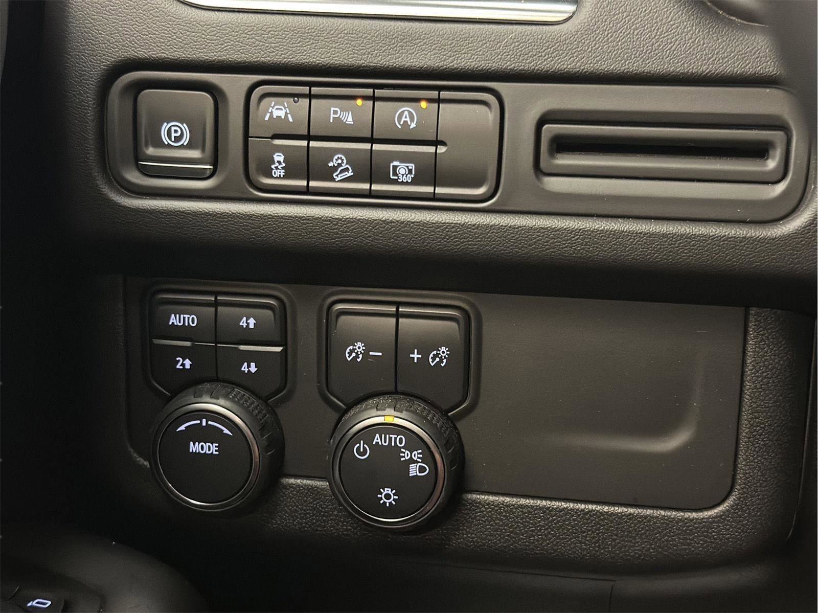 Certified 2024 Chevrolet Suburban Z71 w/ Luxury Package image 39