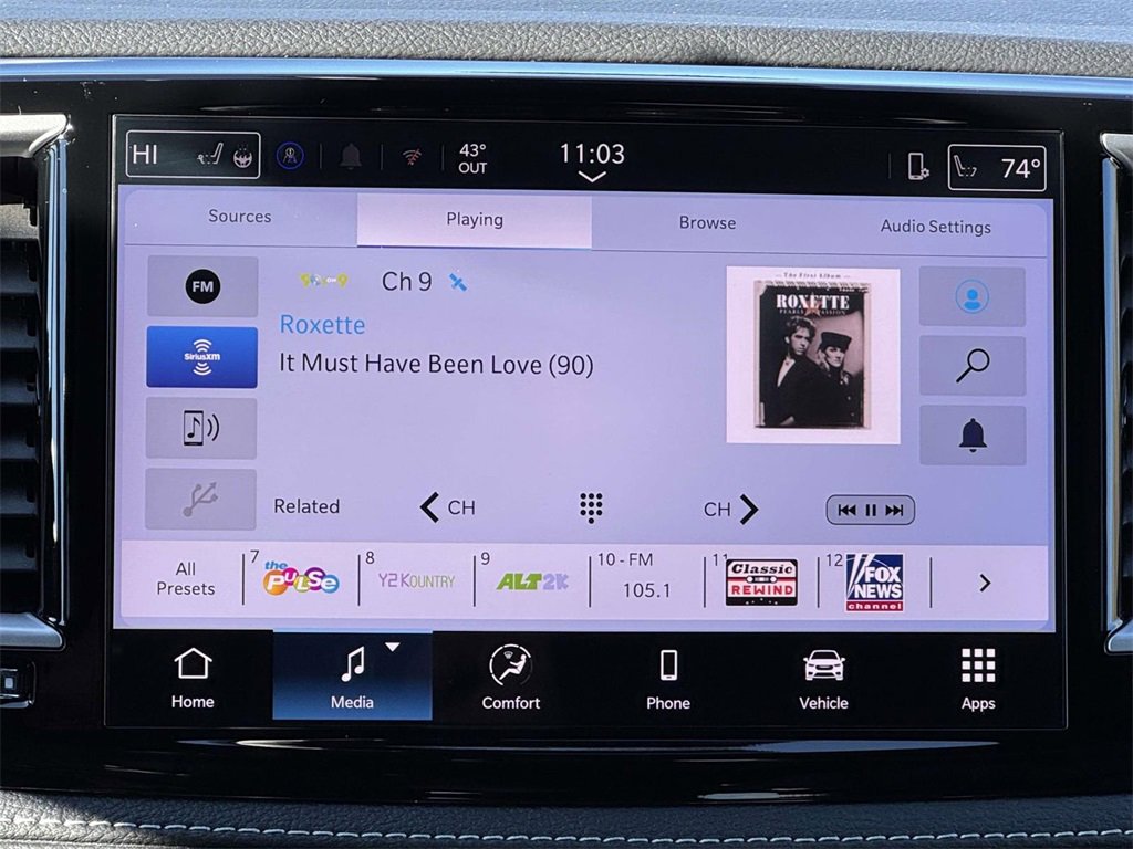 Used 2025 Chrysler Pacifica Select image 3