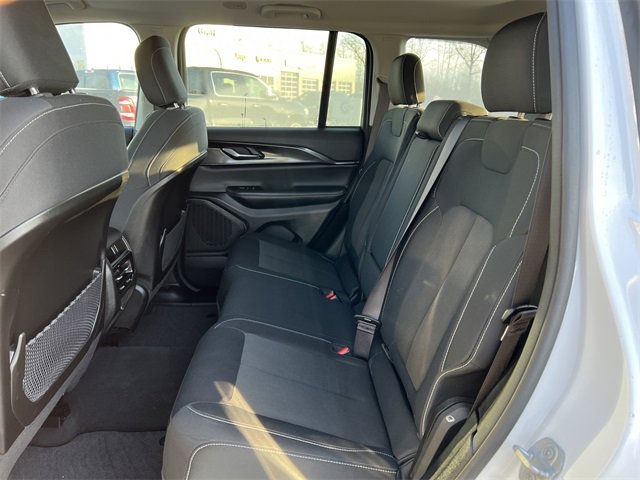 Used 2023 Jeep Grand Cherokee Laredo image 5