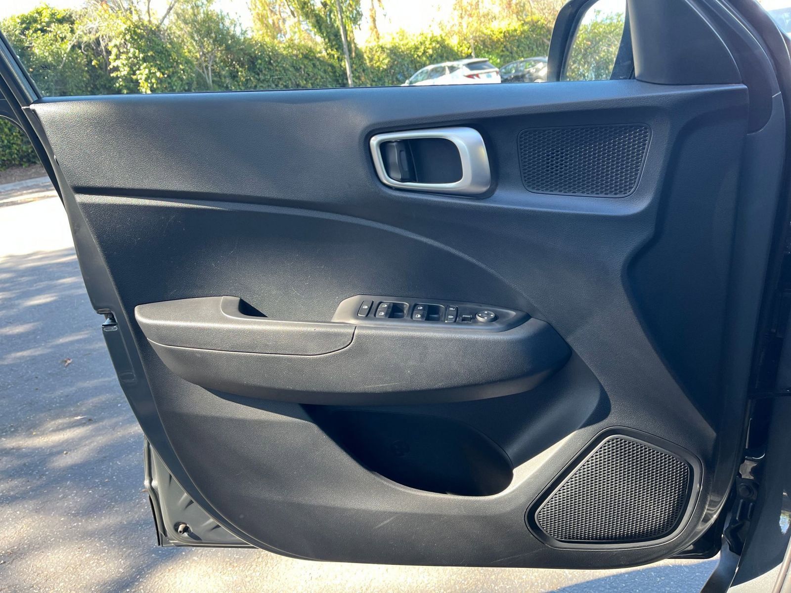 Used 2025 Hyundai Venue SEL image 18