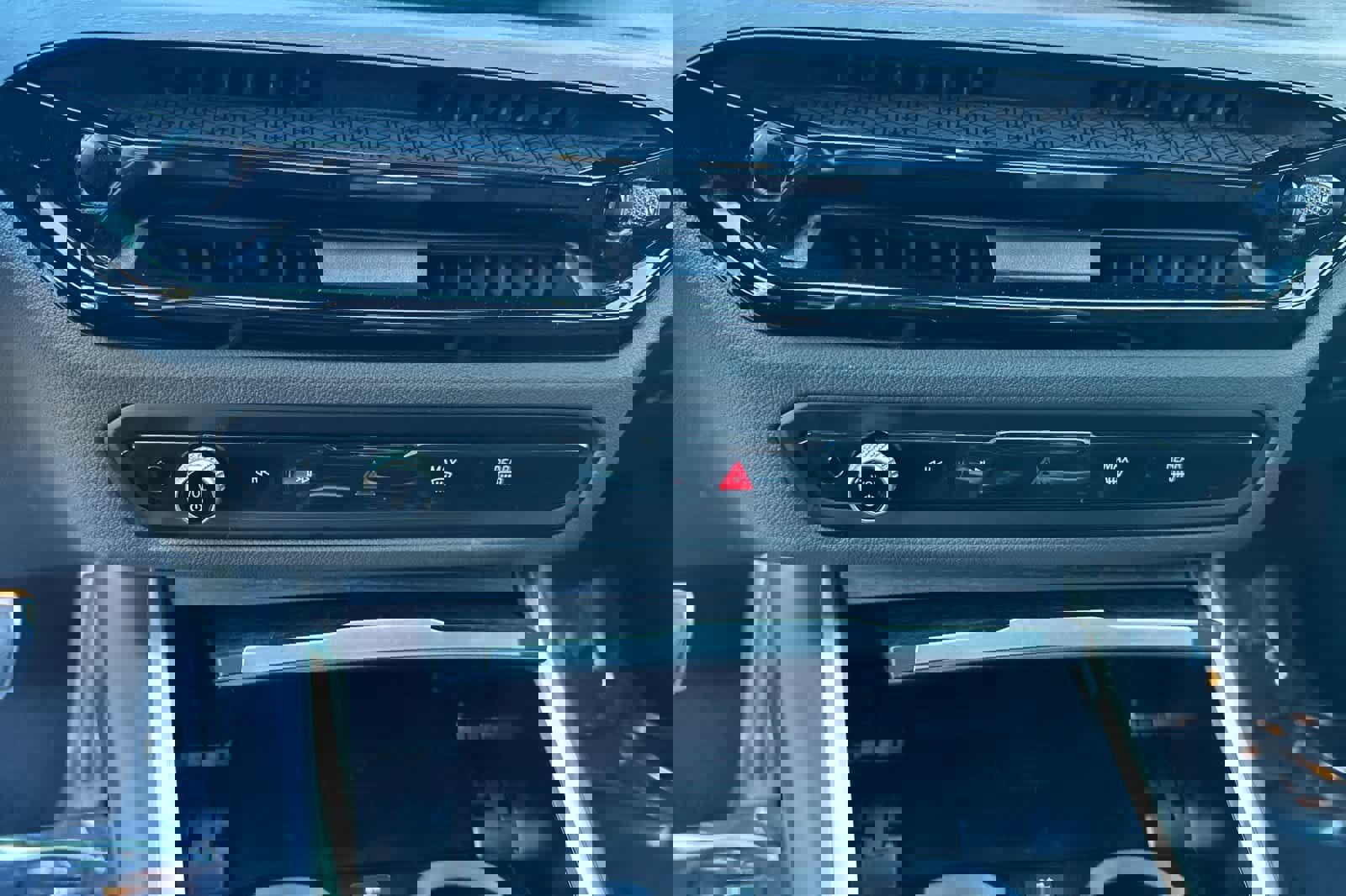 Used 2025 BMW 330i Sedan w/ M Sport Package image 23