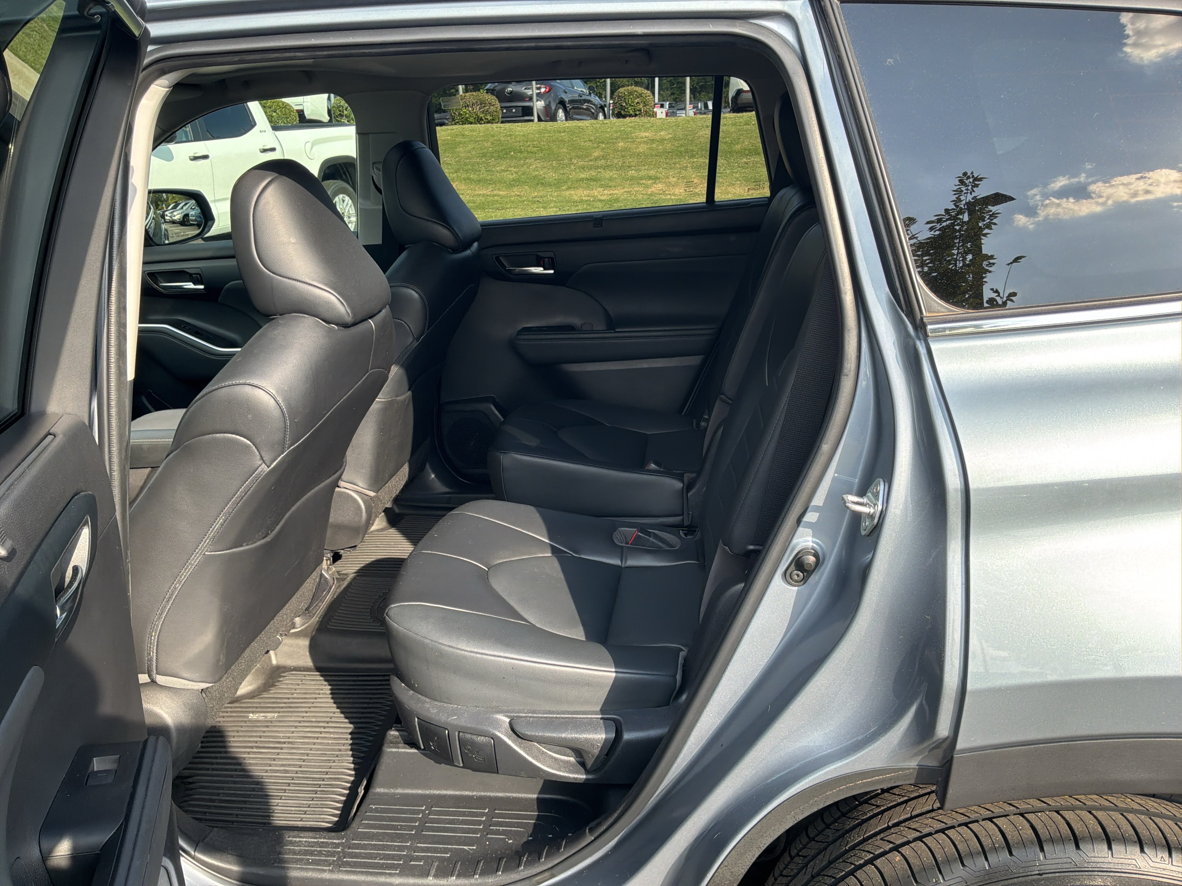 Used 2022 Toyota Highlander XLE FWD image 31