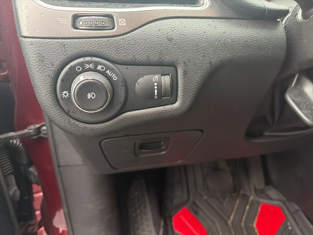 Used 2019 Jeep Cherokee Latitude w/ Popular Appearance Group AWD/4WD image 14