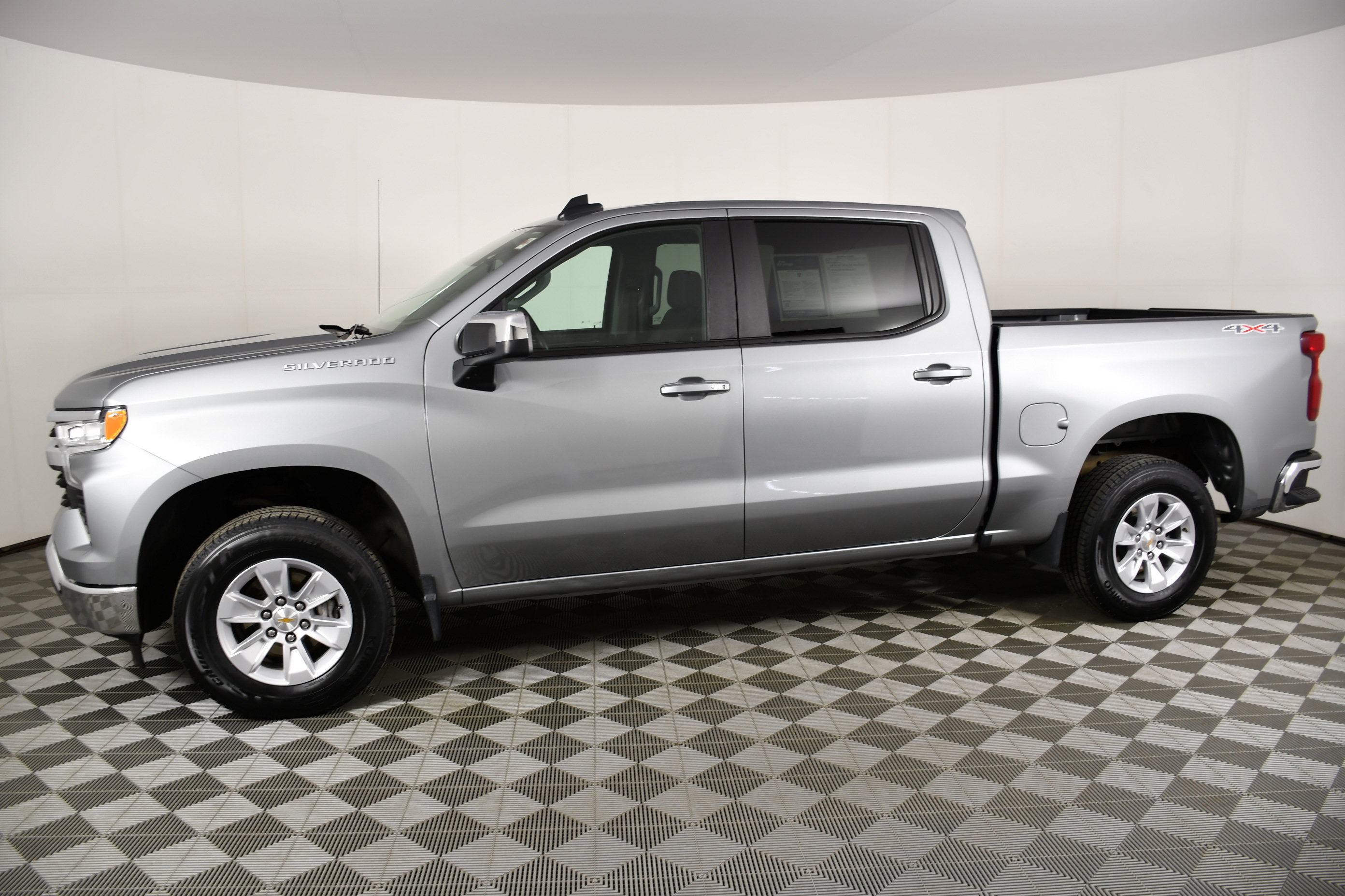 Used 2025 Chevrolet Silverado 1500 LT image 9