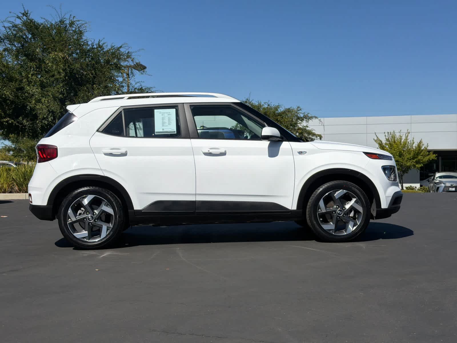 Used 2025 Hyundai Venue SEL FWD image 6