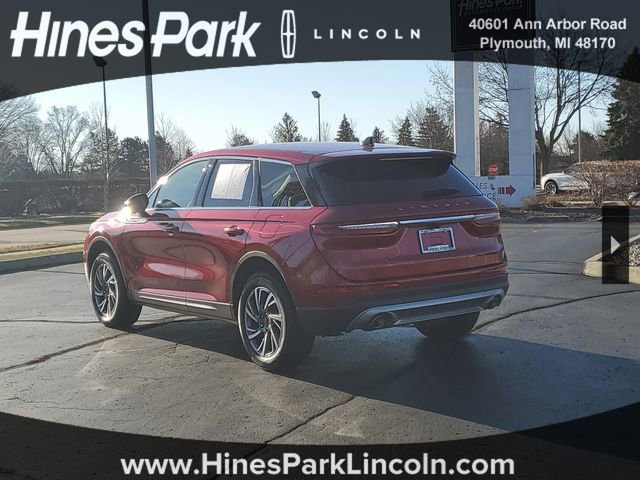 Used 2023 Lincoln Corsair AWD image 3