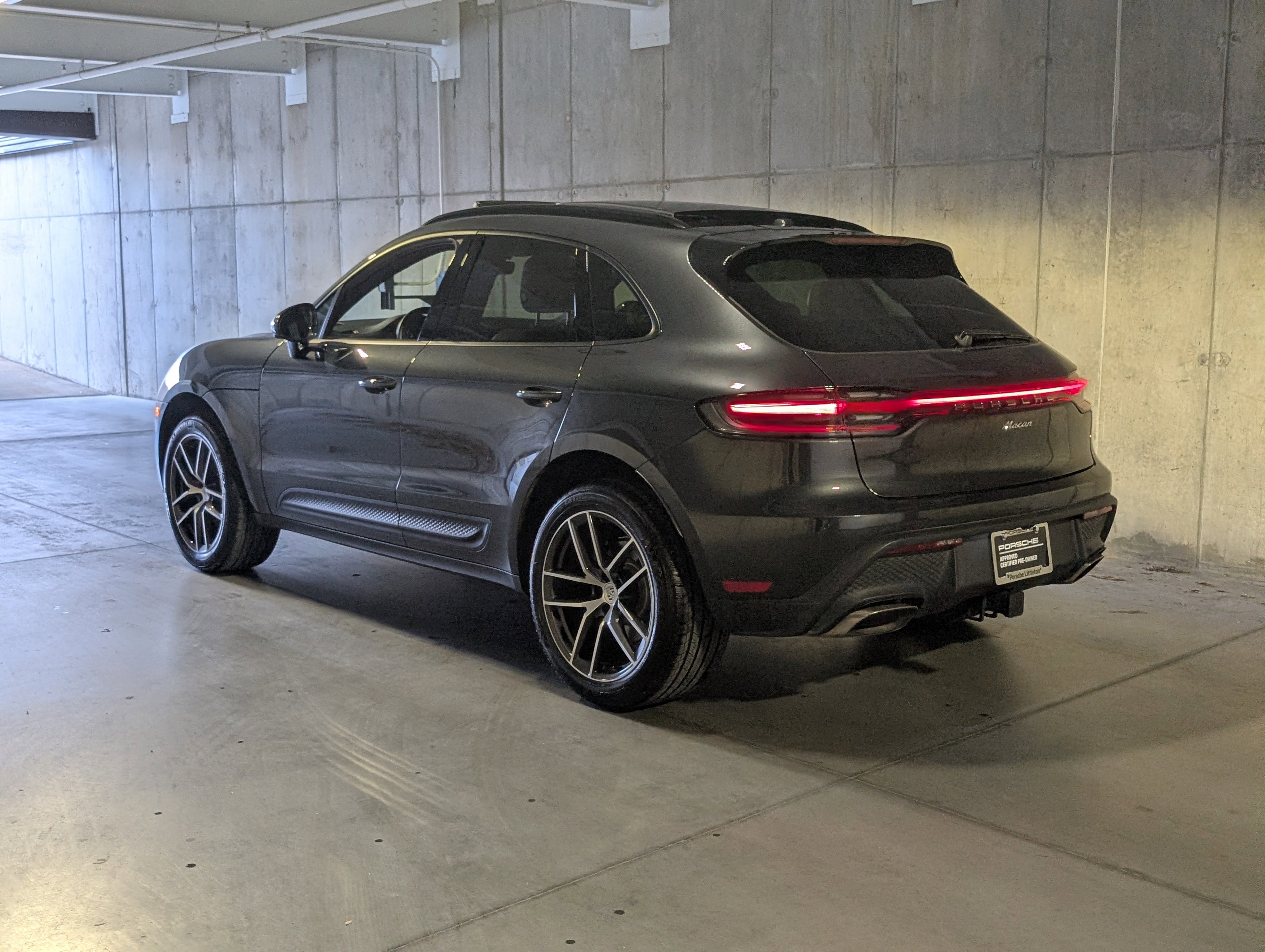 Certified 2025 Porsche Macan image 3