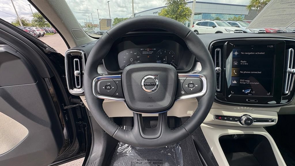 Used 2022 Volvo XC40 T4 Momentum FWD image 25