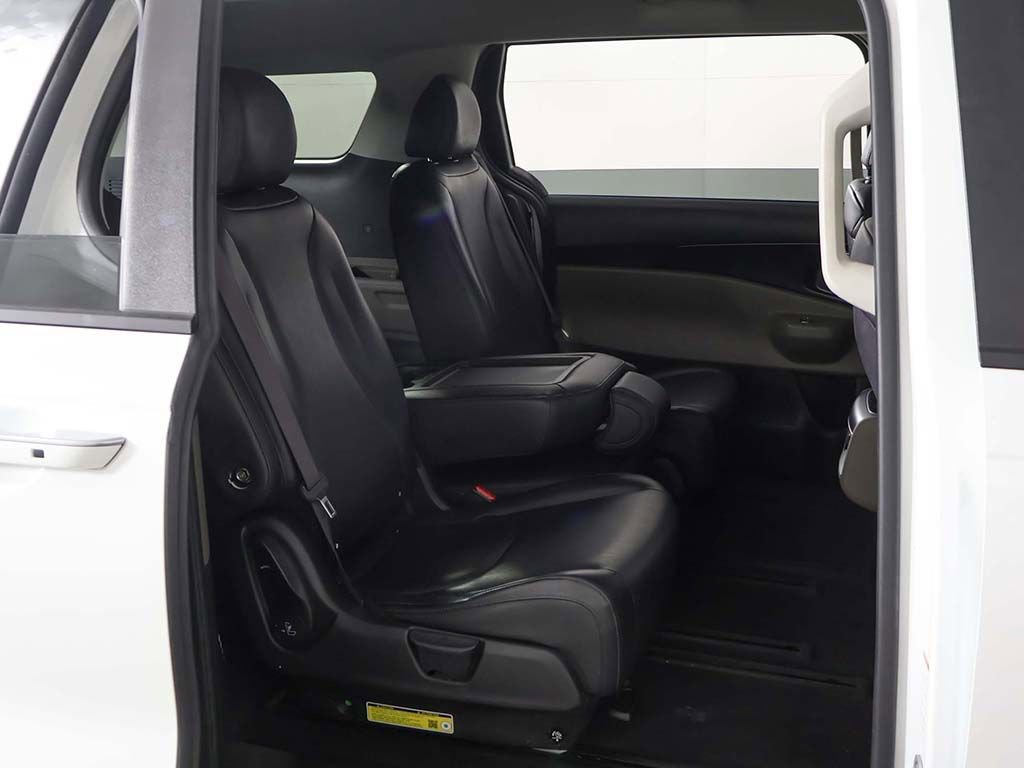 Used 2025 Kia Carnival FWD image 28