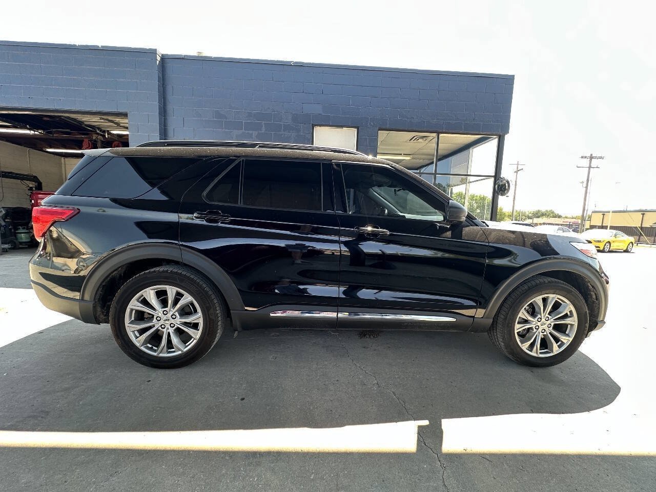 Used 2020 Ford Explorer XLT w/ Equipment Group 202A RWD image 9