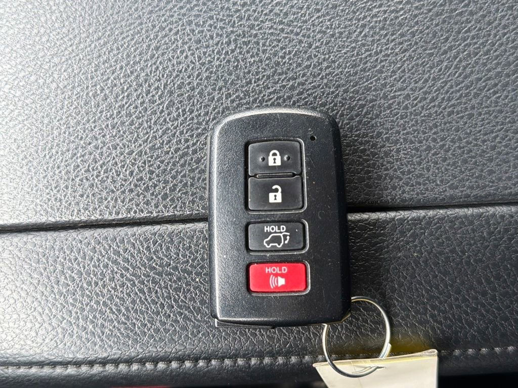 Used 2019 Toyota Highlander XLE image 32