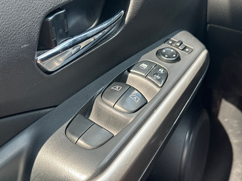 Used 2020 Nissan Kicks SR w/ SR Premium Package FWD image 28