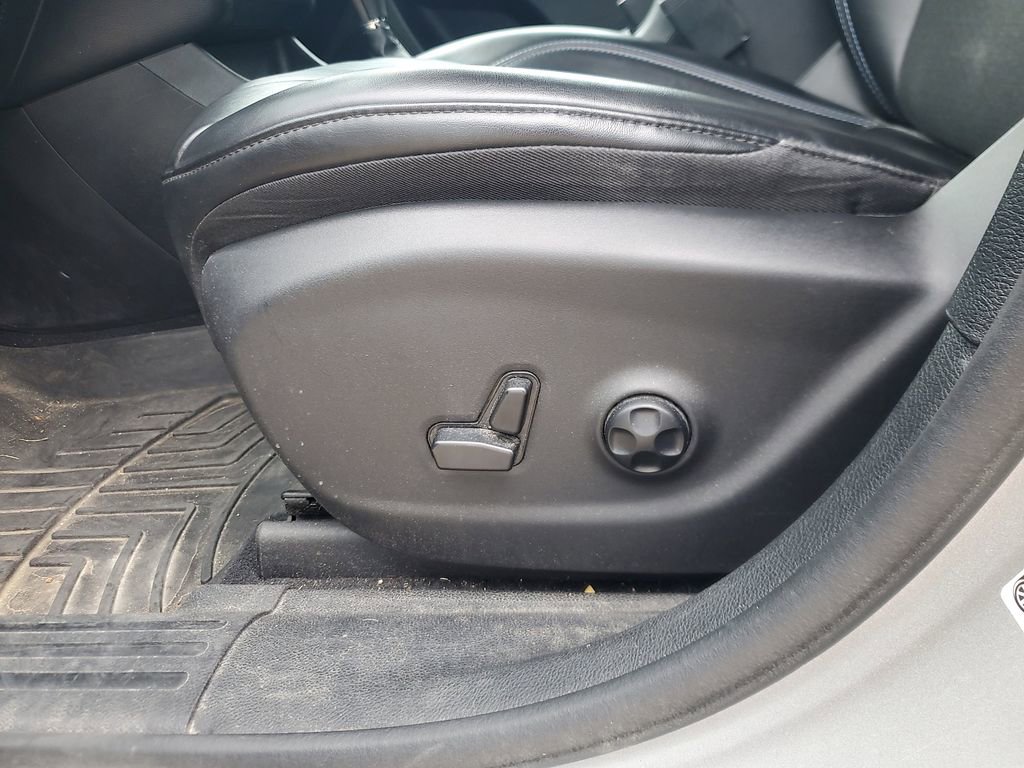 Used 2019 Jeep Cherokee Latitude Plus FWD image 11