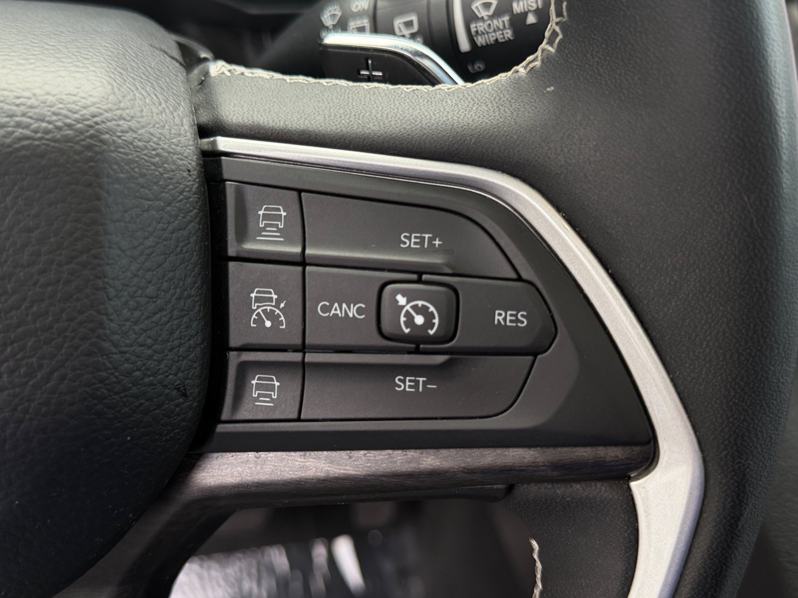Used 2023 Jeep Grand Cherokee Limited w/ Black Appearance Package AWD/4WD image 41