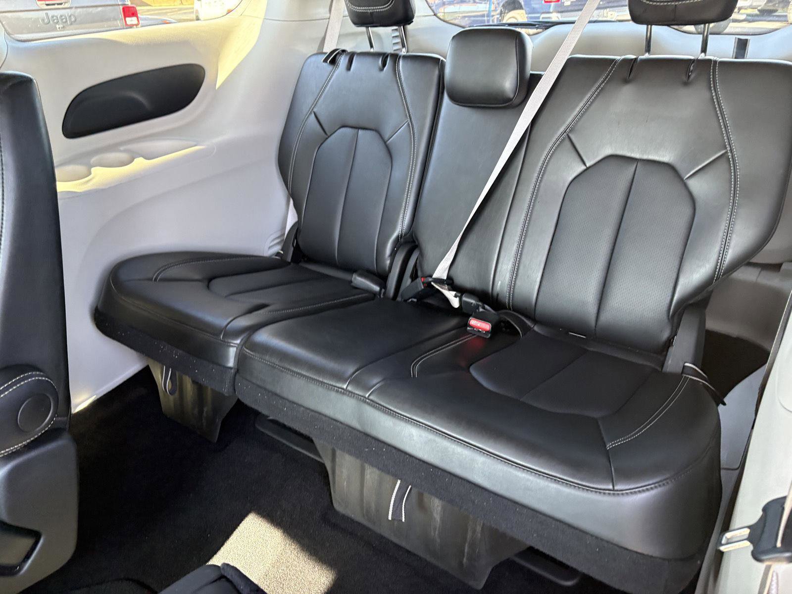 Used 2024 Chrysler Pacifica Touring-L image 17