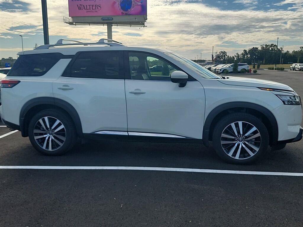 Used 2024 Nissan Pathfinder Platinum AWD/4WD image 4