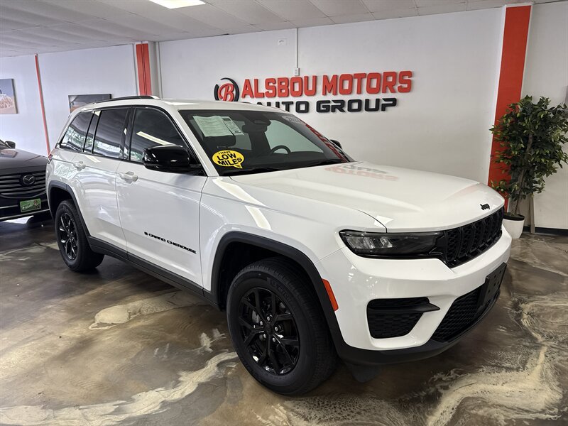 Used 2024 Jeep Grand Cherokee Altitude AWD/4WD image 1