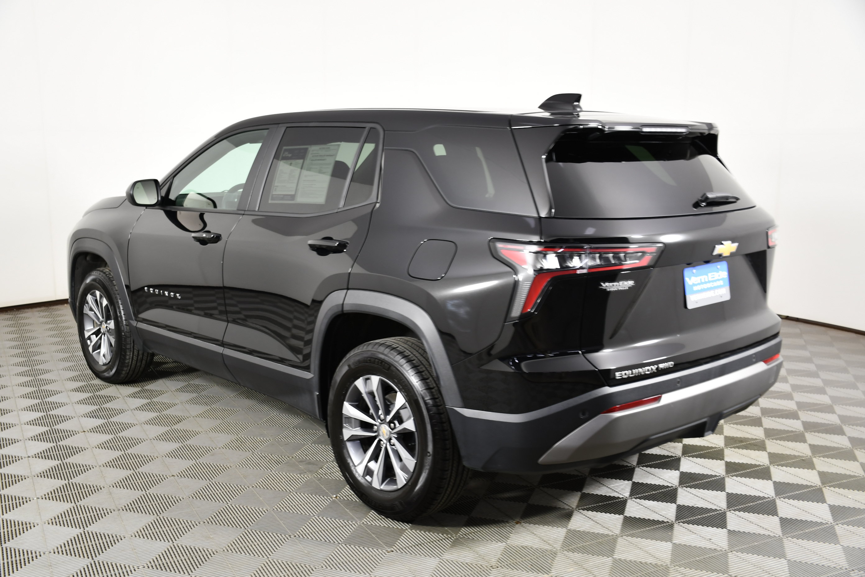 Used 2026 Chevrolet Equinox LT AWD/4WD image 8