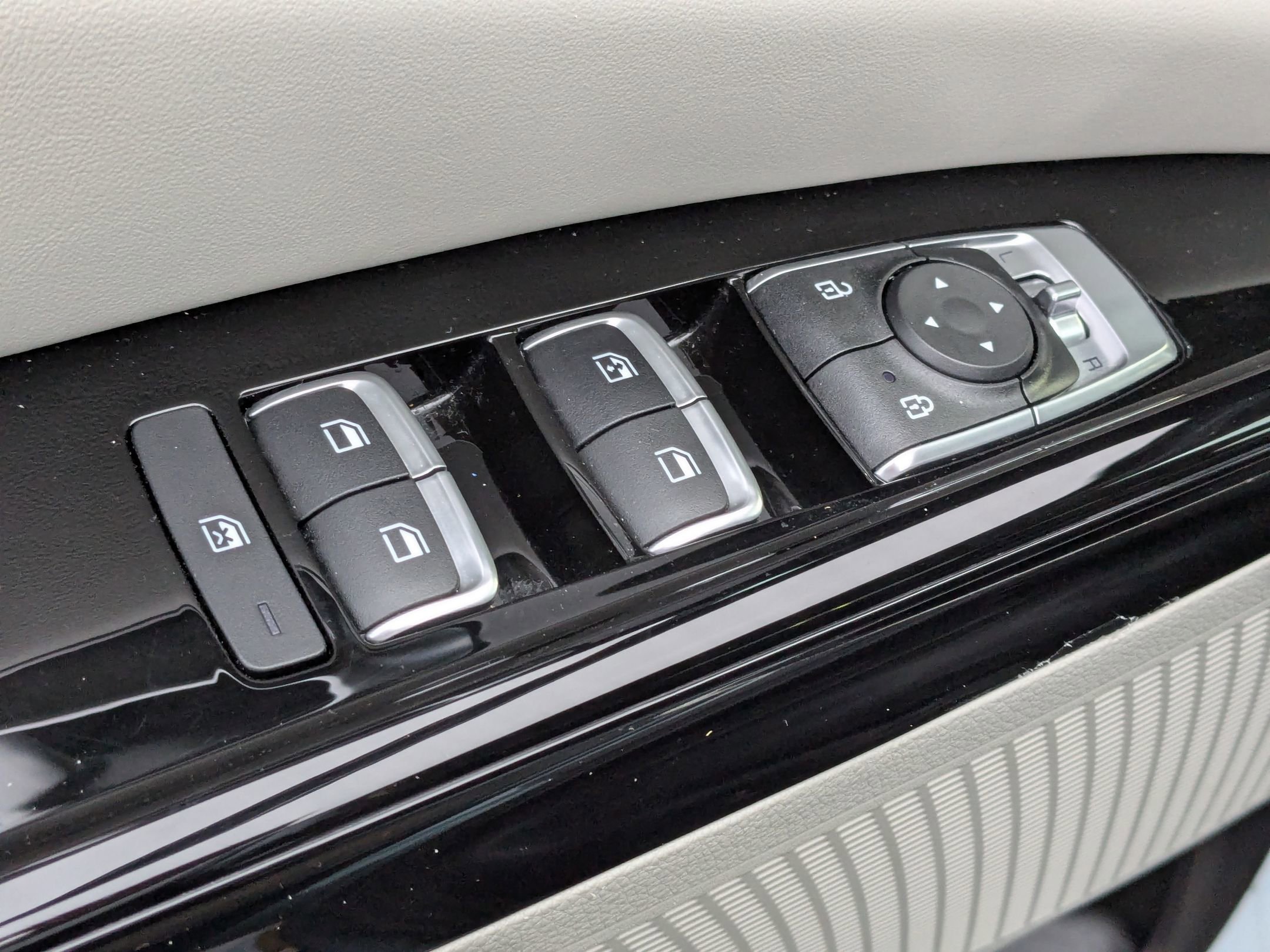 Used 2024 Kia Carnival EX image 13