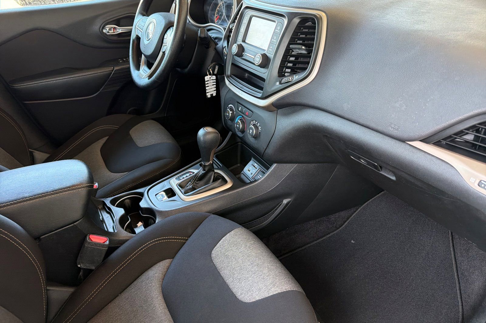 Used 2017 Jeep Cherokee Sport FWD image 15