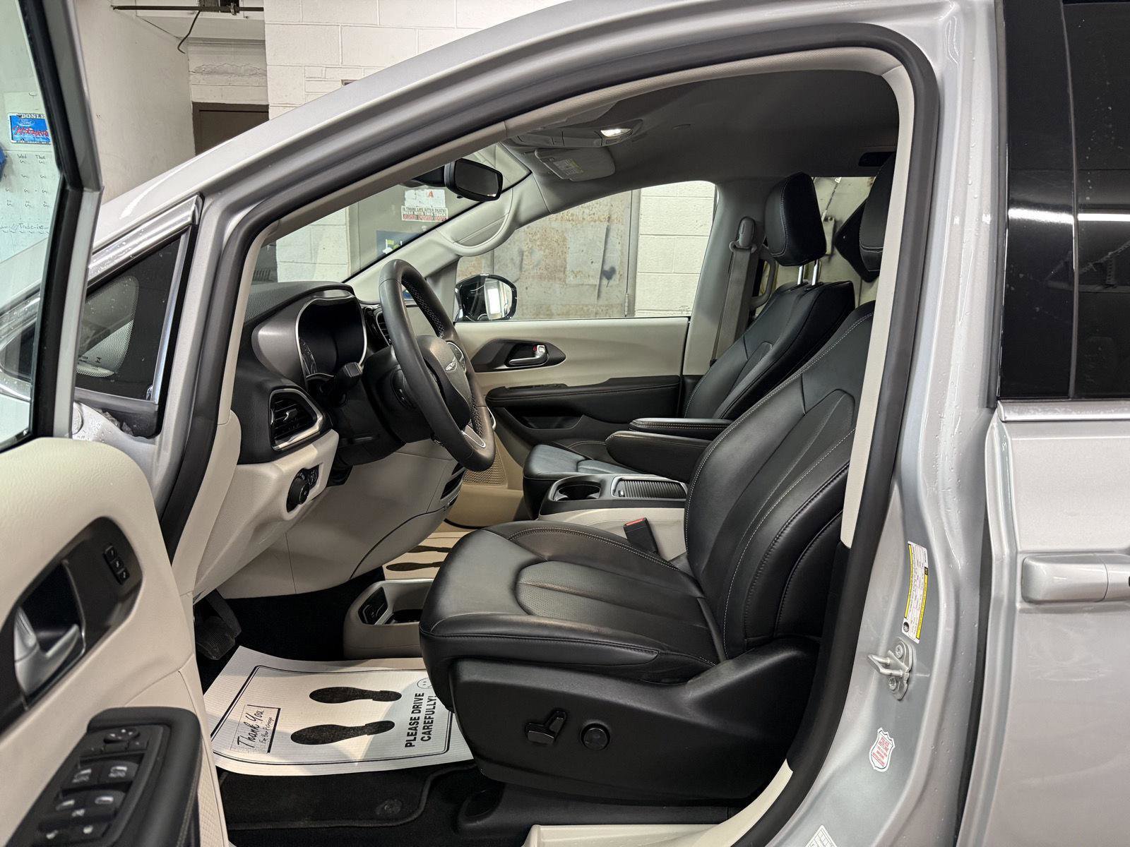 Used 2024 Chrysler Pacifica Touring-L image 10