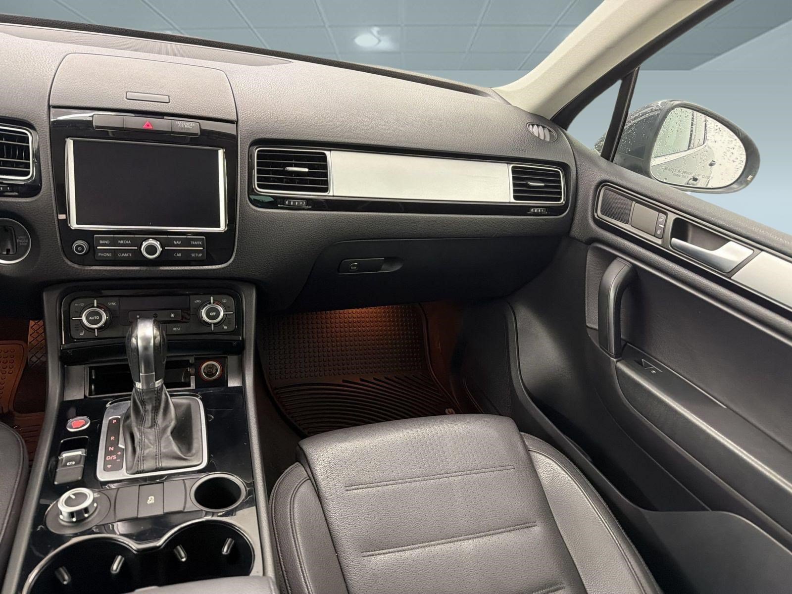 Used 2014 Volkswagen Touareg Sport AWD/4WD image 26