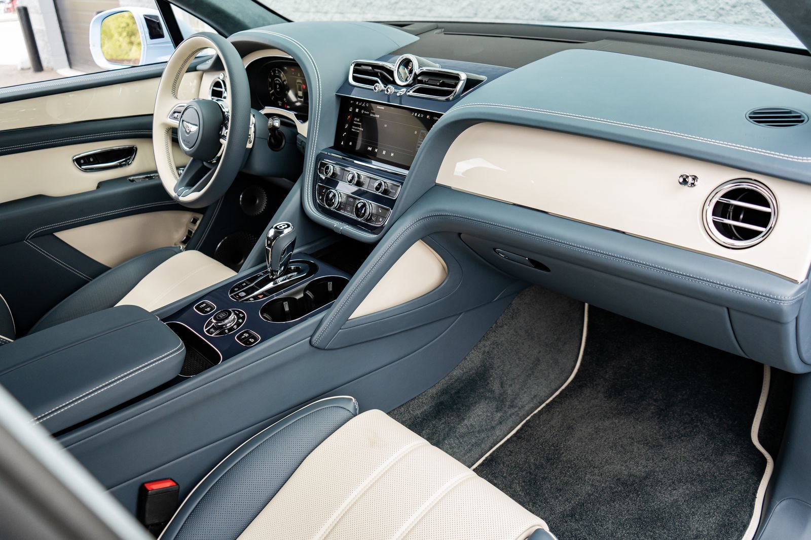 New 2026 Bentley Bentayga AWD/4WD image 2