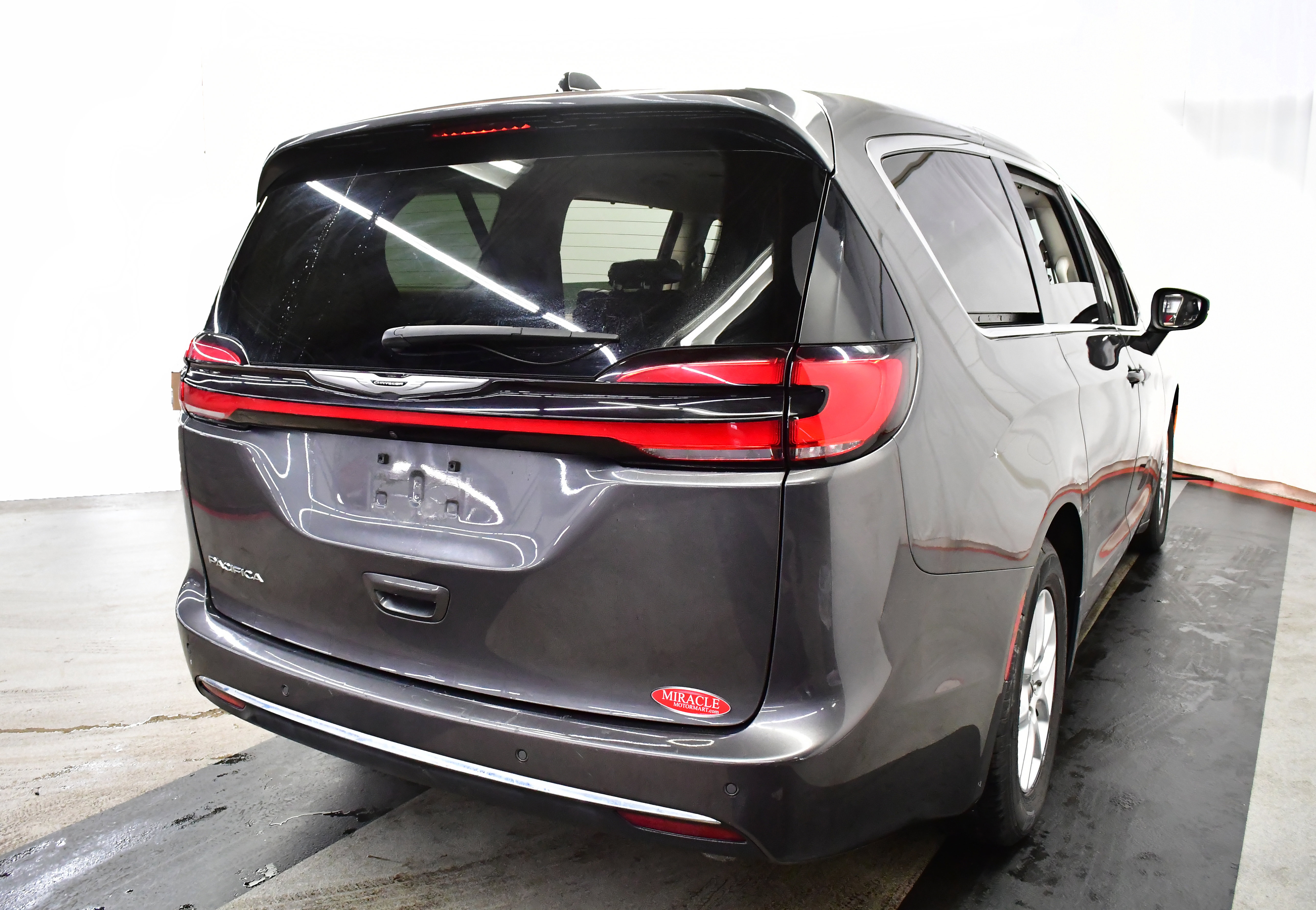 Used 2023 Chrysler Pacifica Touring-L FWD image 7
