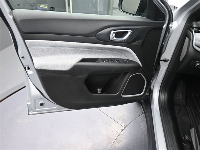 Used 2025 Jeep Compass Sport image 17