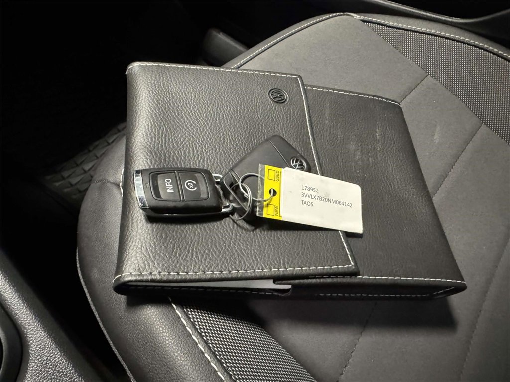 Used 2022 Volkswagen Taos SE image 34