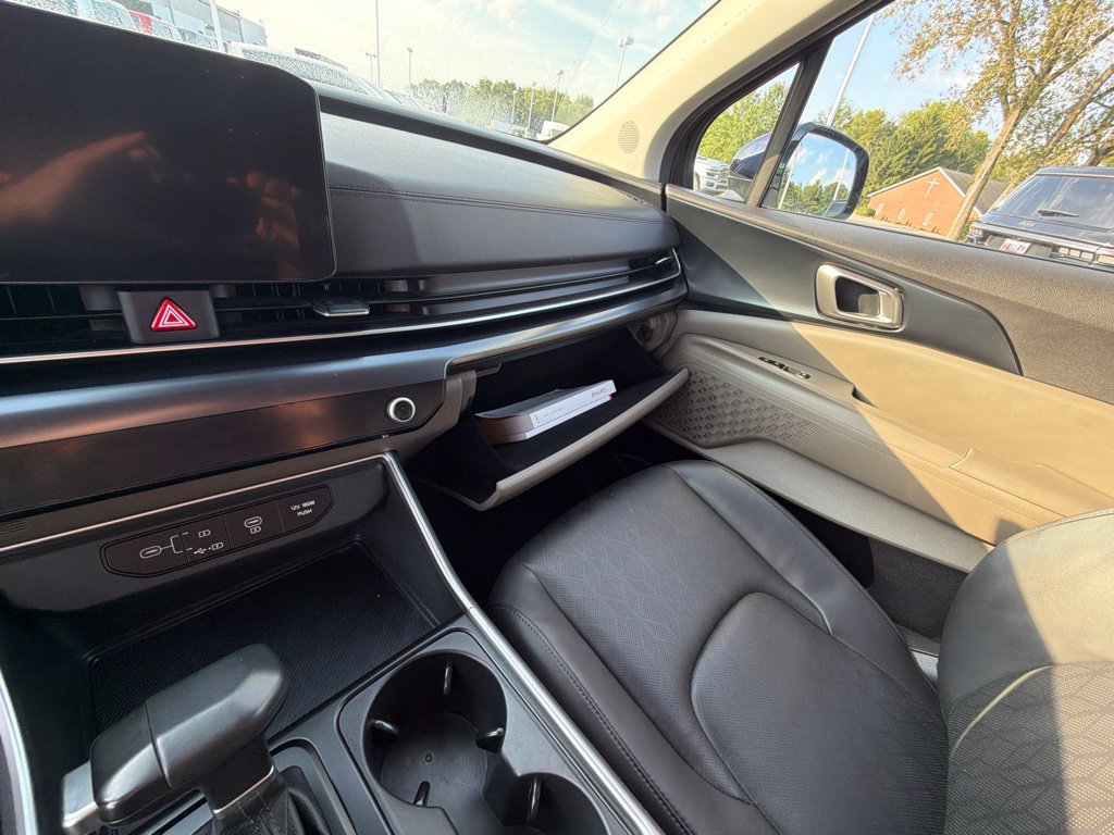 Used 2025 Kia Carnival FWD image 28