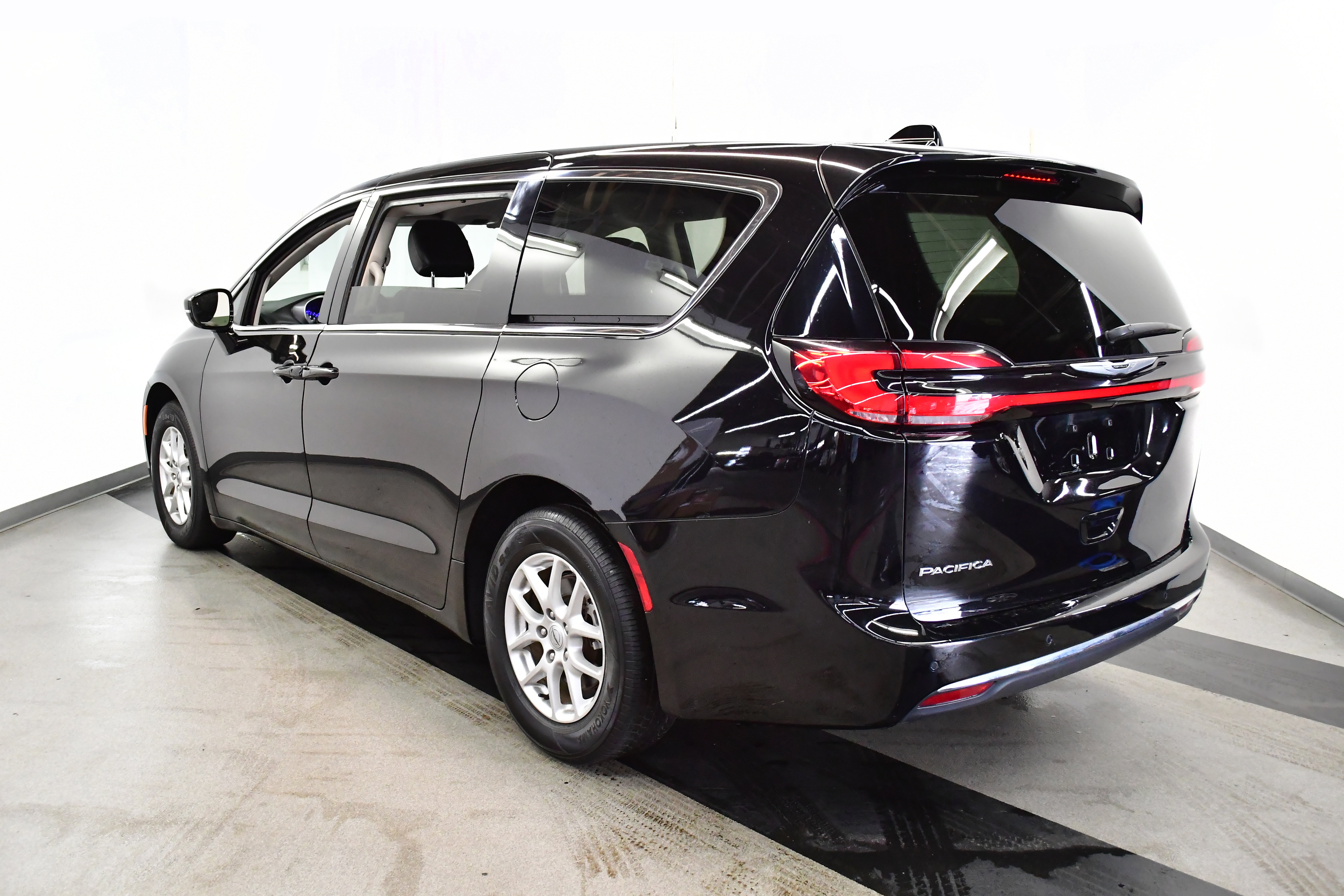 Used 2024 Chrysler Pacifica Touring-L image 8