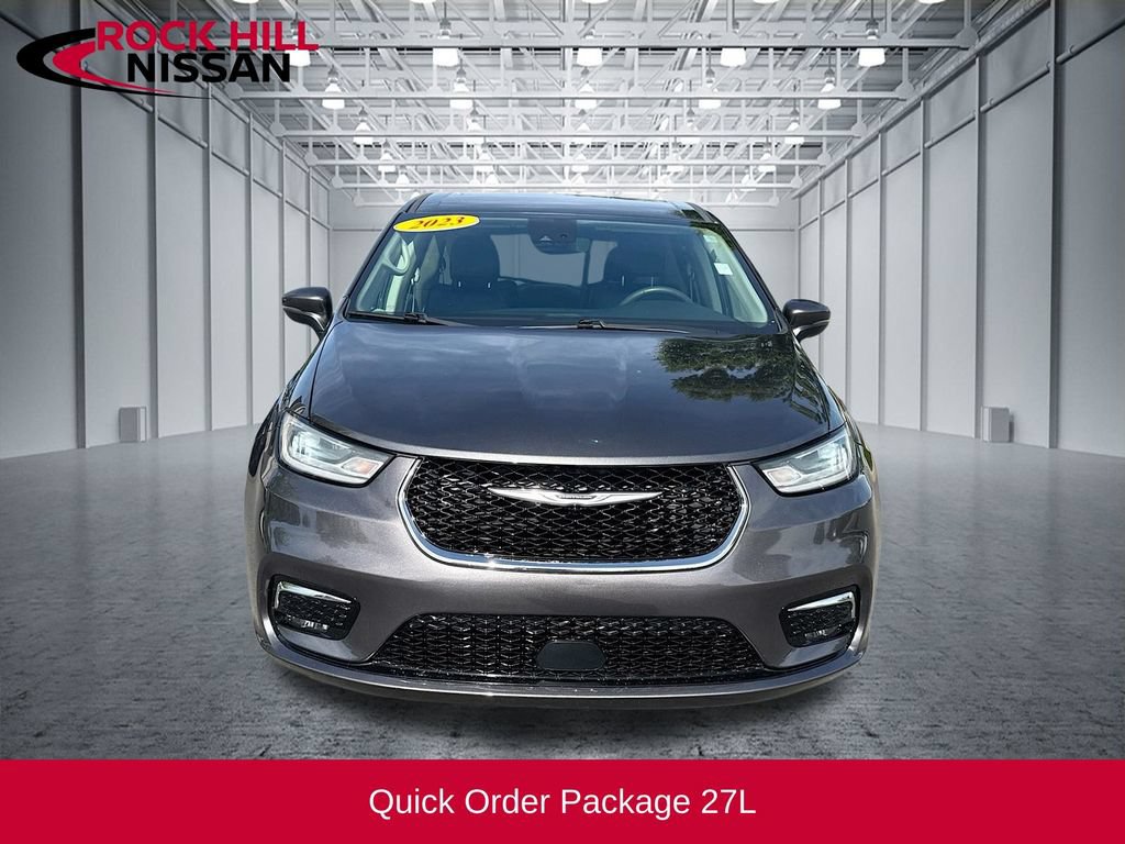 Used 2023 Chrysler Pacifica Touring-L FWD image 2