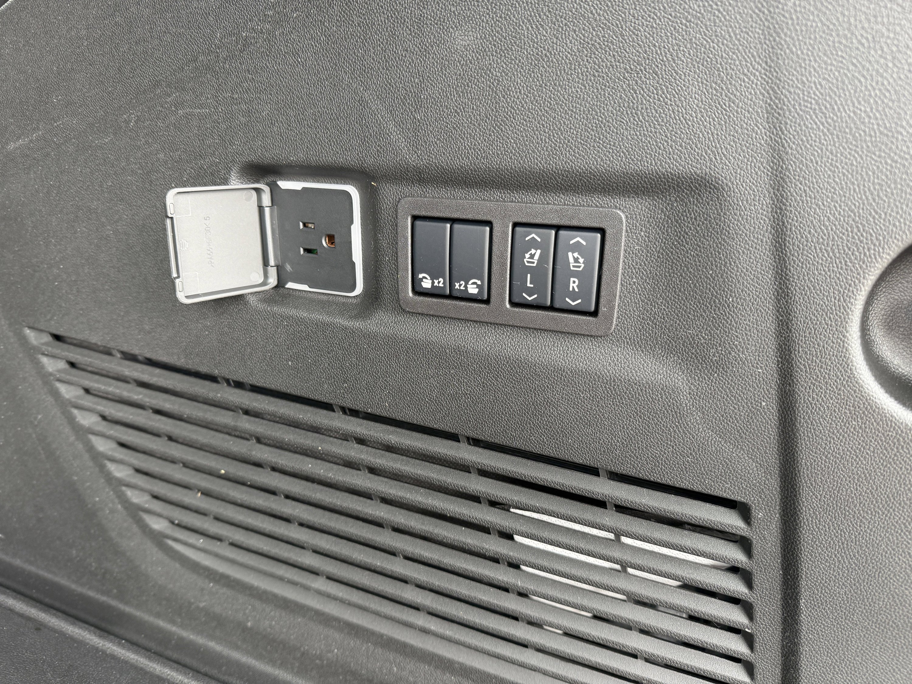 Used 2024 GMC Yukon XL Denali w/ Advanced Technology Package image 23