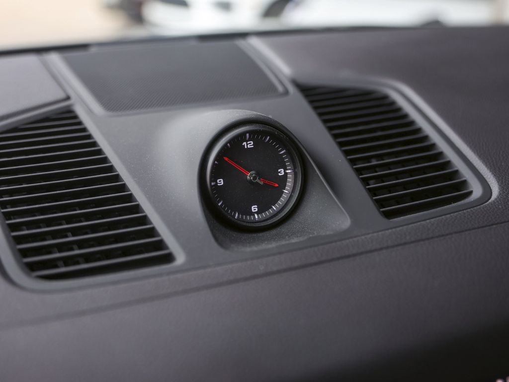 Certified 2023 Porsche Cayenne Platinum Edition image 23