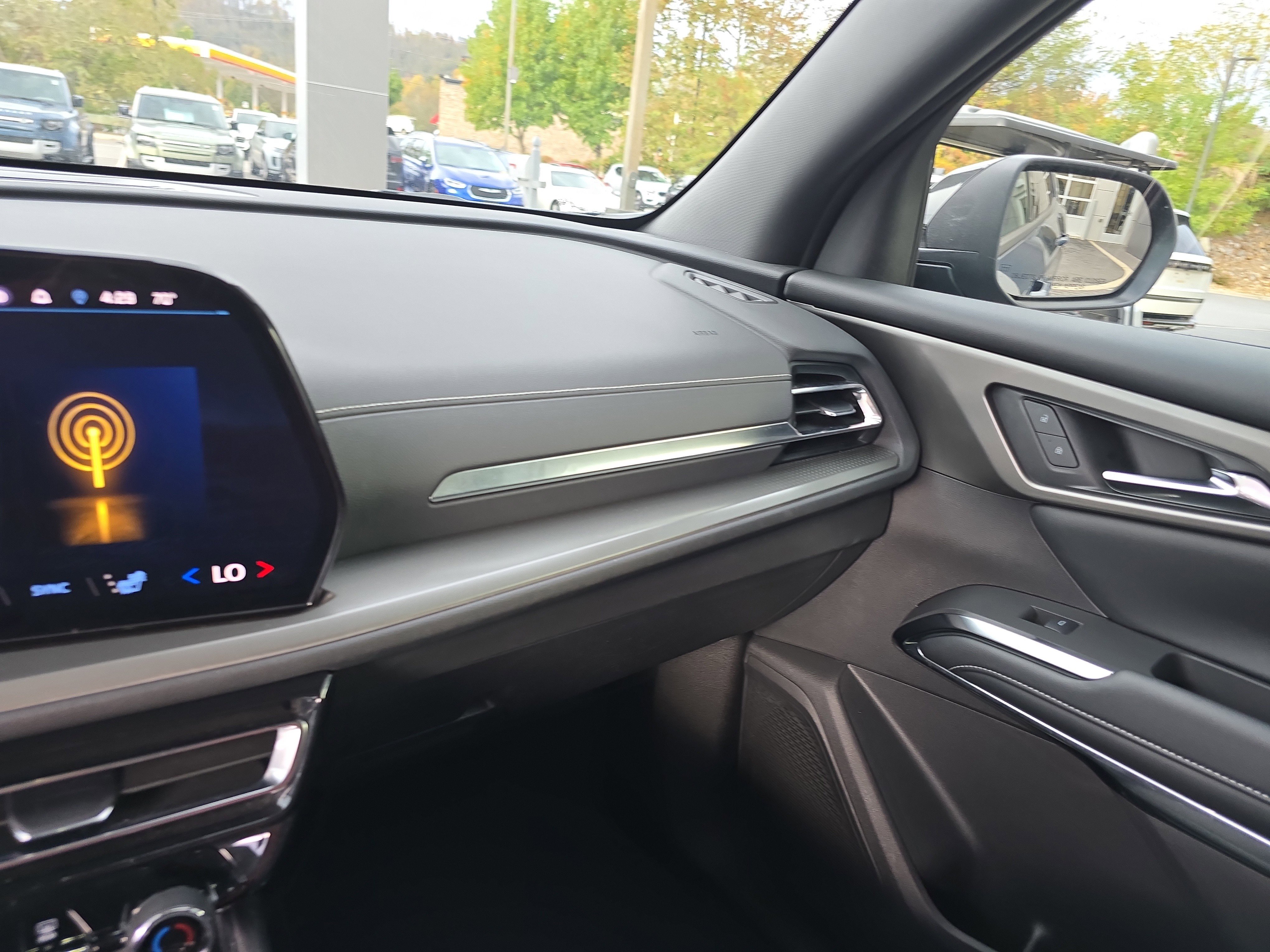 Used 2025 Chevrolet Traverse LT image 26