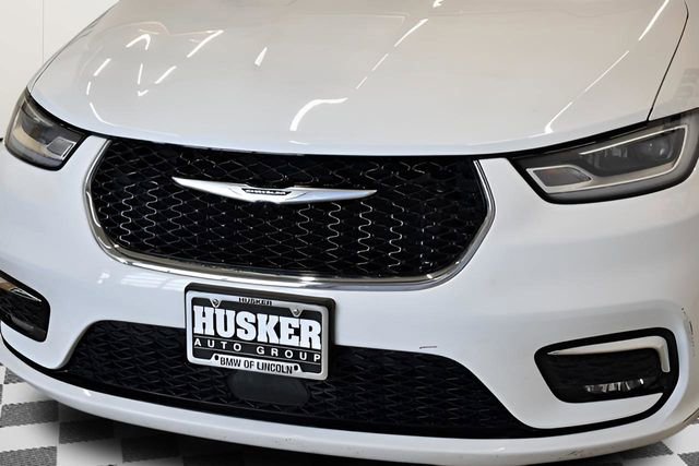 Used 2023 Chrysler Pacifica Touring-L image 16