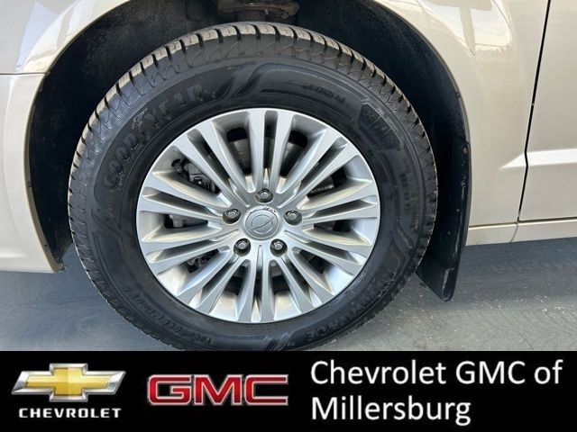 Used 2015 Chrysler Town & Country Touring-L w/ Driver Convenience Group image 10