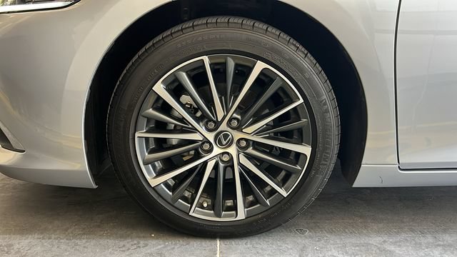 Used 2025 Lexus ES 300h w/ Premium Package FWD image 11