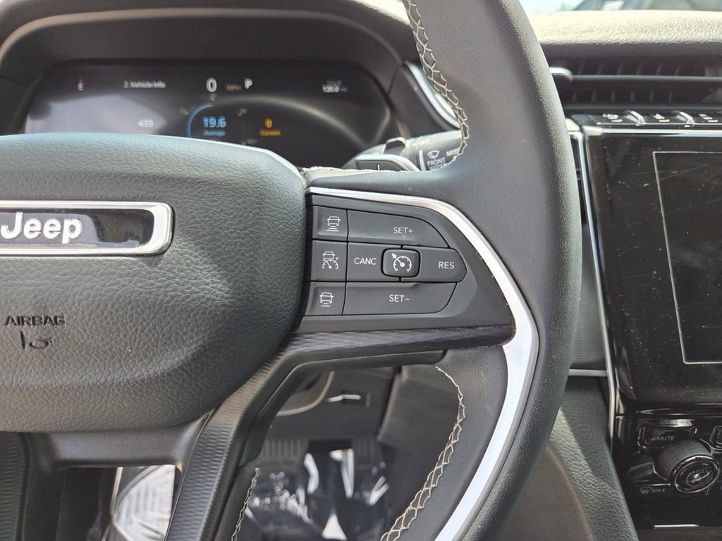 Used 2024 Jeep Grand Cherokee Laredo image 28