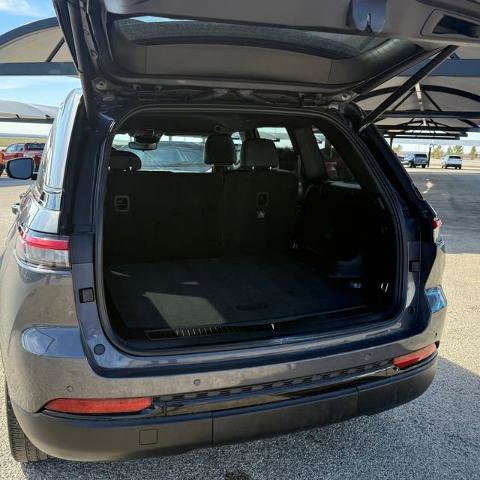 Used 2023 Jeep Grand Cherokee Altitude image 6