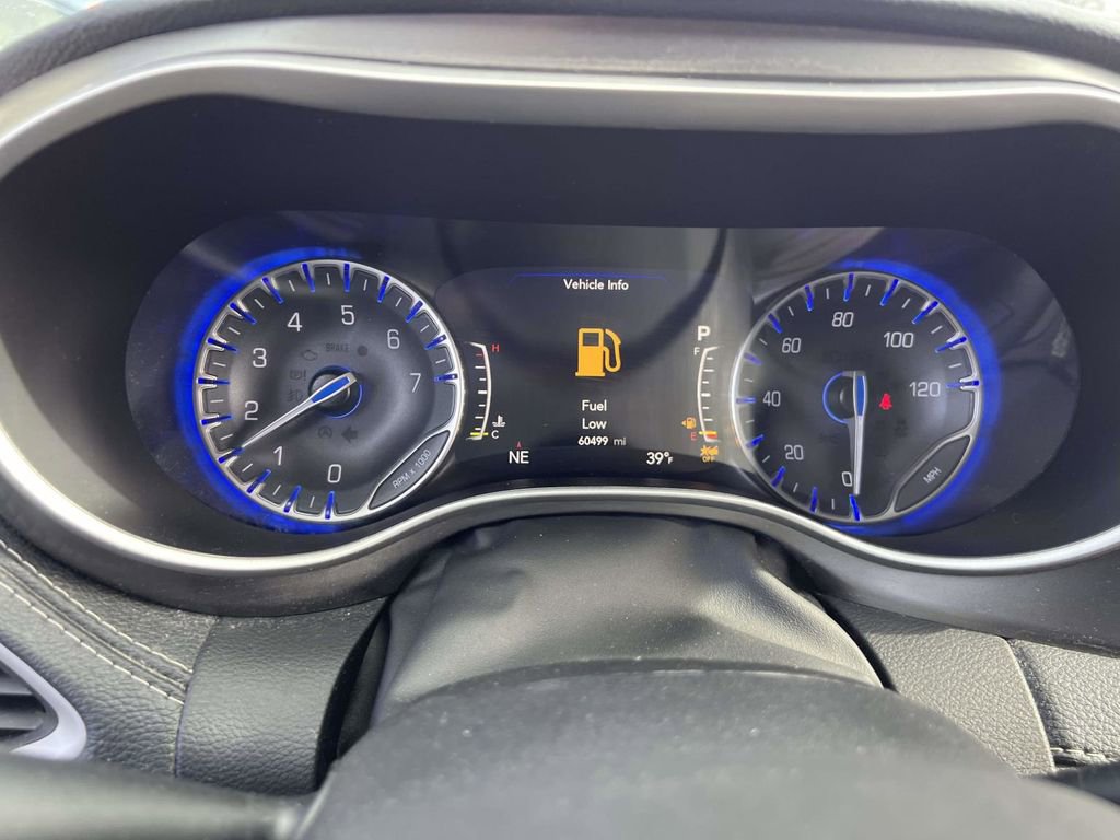 Used 2023 Chrysler Pacifica Touring-L image 32