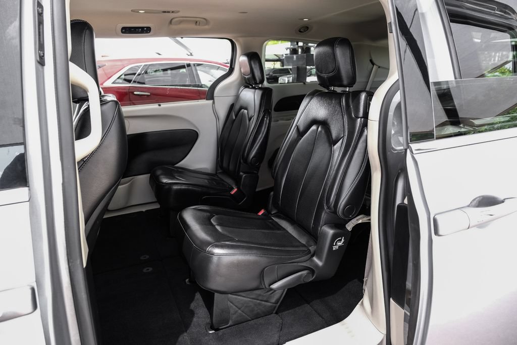 Used 2021 Chrysler Pacifica Touring-L FWD image 43