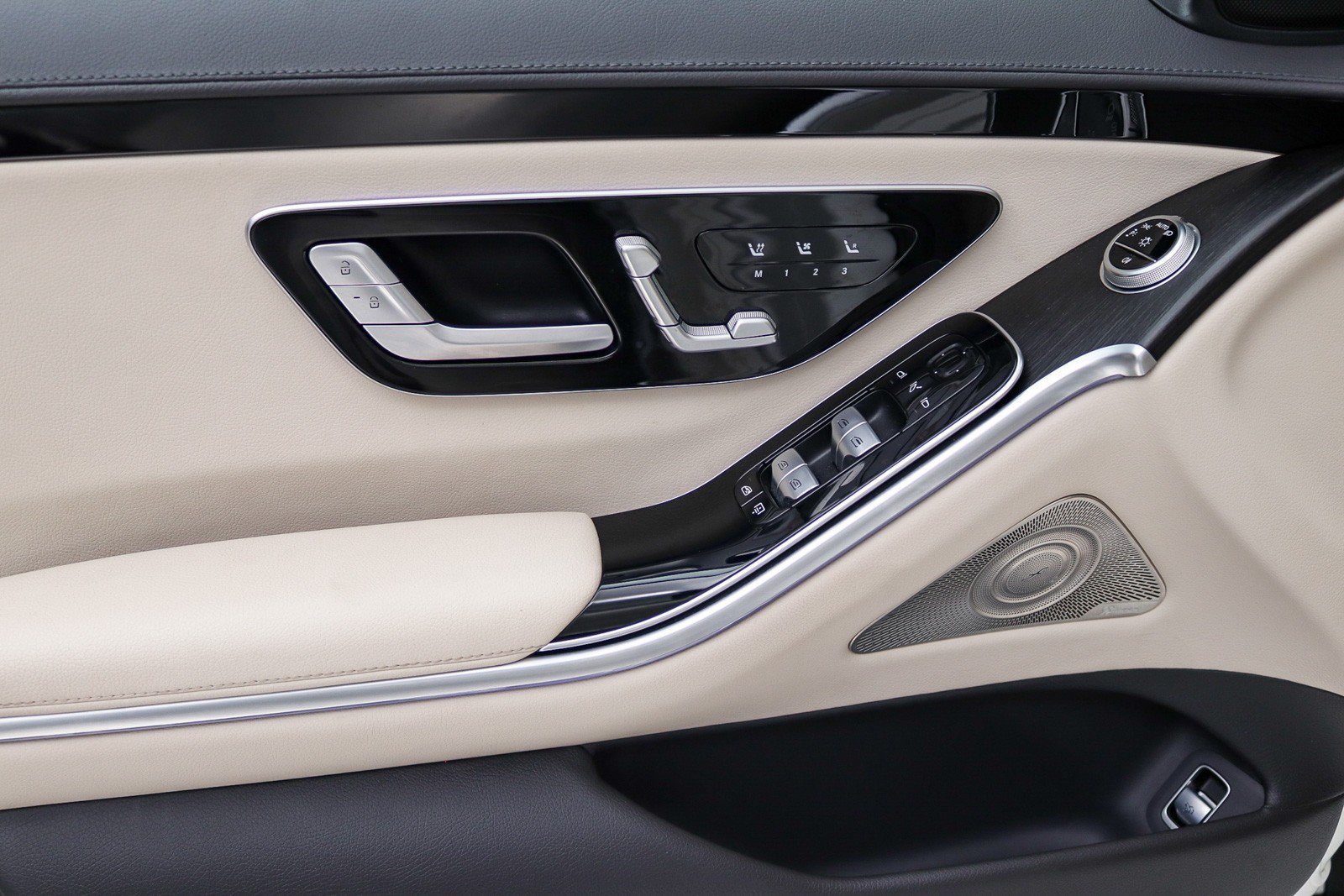 Used 2022 Mercedes-Benz S 500 4MATIC w/ AMG Line Package image 27