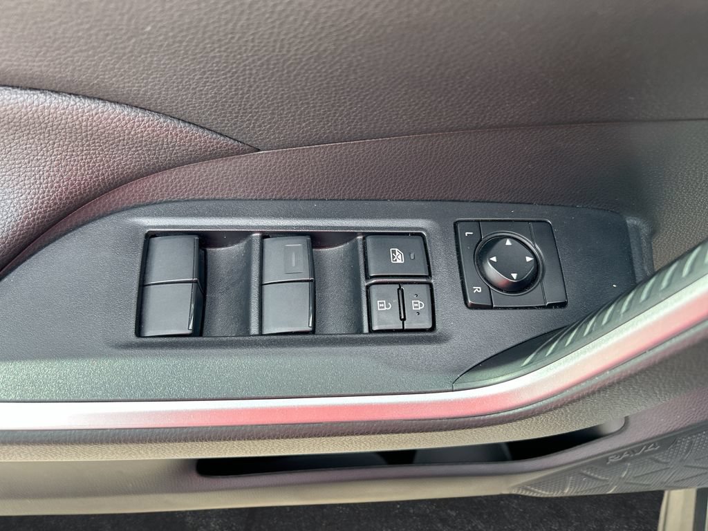 Used 2025 Toyota RAV4 LE AWD/4WD image 12